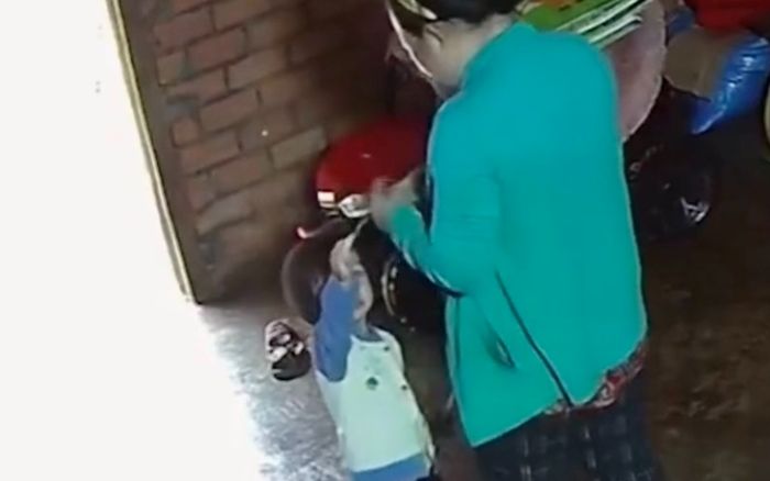 Xin tiền bà ngoại mua bánh, bé gái có hành động bất ngờ khiến ông ngoại cười thích thú