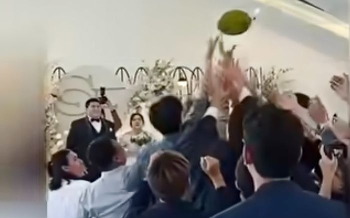 Tung quả sầu riêng để “nhả vía kết hôn”, tiệc cưới gây thích thú
