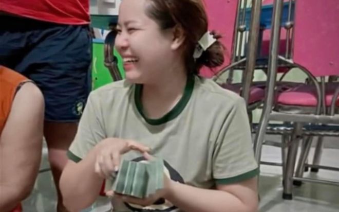 Đang bán trà sữa, mẹ đơn thân bất ngờ nhận tin trúng độc đắc gần 6 tỷ đồng