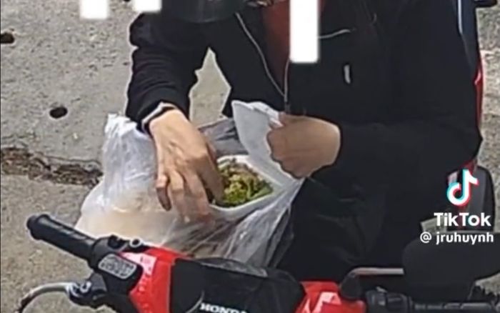 Giao hàng không gặp khách, shipper mở đồ ra 'ăn vụn', chủ nhà check camera cảnh báo