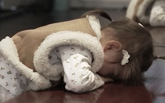 'Em bé quốc dân' Pam gục mặt khóc trên sóng truyền hình