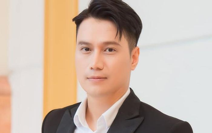 Việt Anh và những cái 'lạ' trong phim mới: Không còn 'vào tù ra tội', chấp nhận làm nền cho 'tình trẻ'