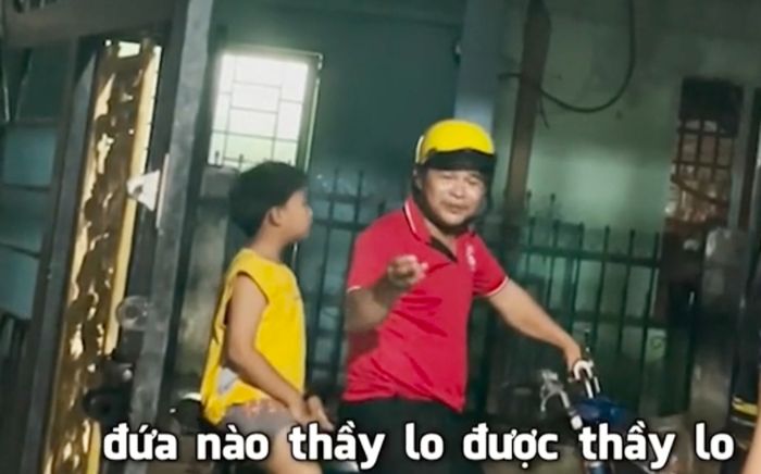 Trên chiếc xe cà tàng, thầy giáo đến từng nhà vận động học sinh đi liên hoan: 'Cứ đi, tiền bạc thầy lo'