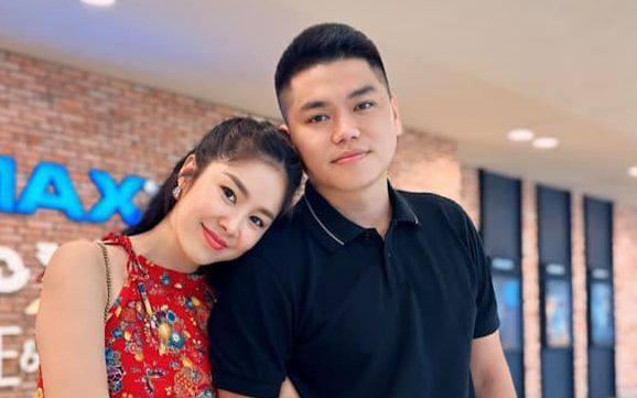 Lê Phương đi quay phim xa nhà, chồng trẻ công khai khen một câu ấm lòng