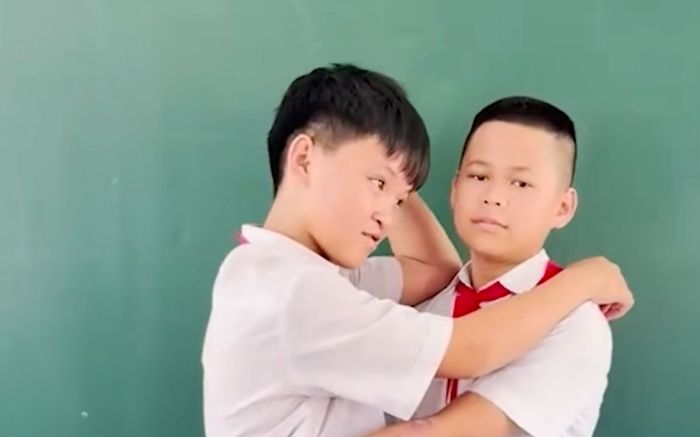 Học sinh choảng nhau trong tiết học, cô giáo liền ra hình phạt nhớ đời