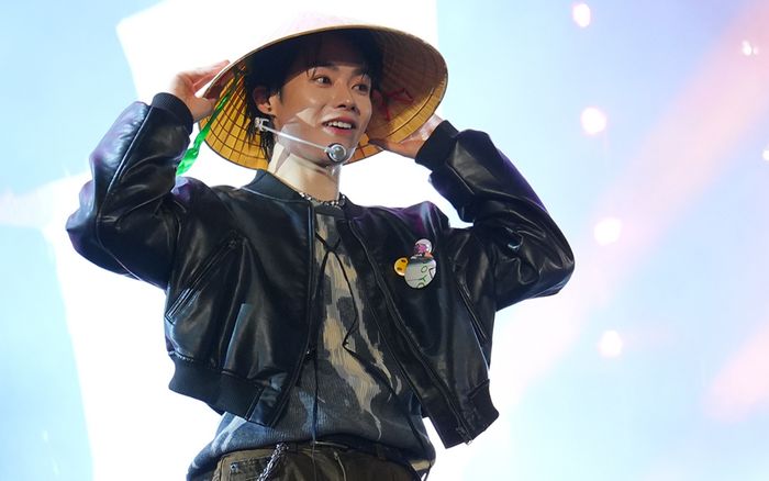 Phản ứng của Hanbin (TEMPEST) khi fan dặn không uống nước mía trước giờ diễn tại Việt Nam