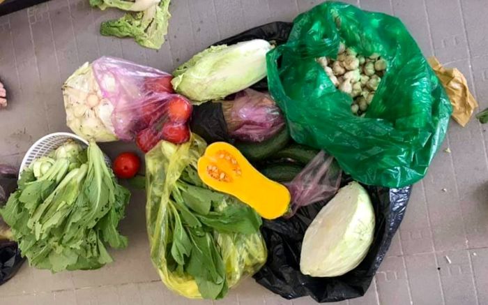 Được ba gửi thùng đồ ăn, chàng trai vui mừng 'đập hộp' thì phát hiện món quà bất ngờ