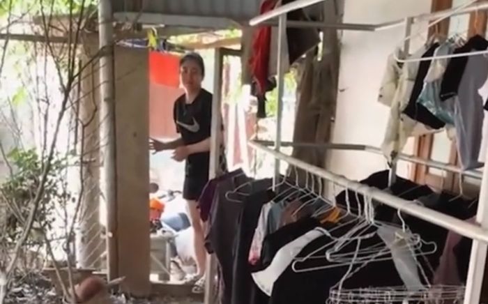 Đang phơi quần áo, con gái lại tặng quà, người mẹ nhìn thấy liền bỏ chạy mất dép