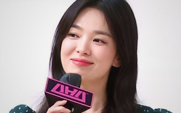 Song Hye Kyo tình tứ bên một người đàn ông lạ mặt, chính thức công khai tình mới?