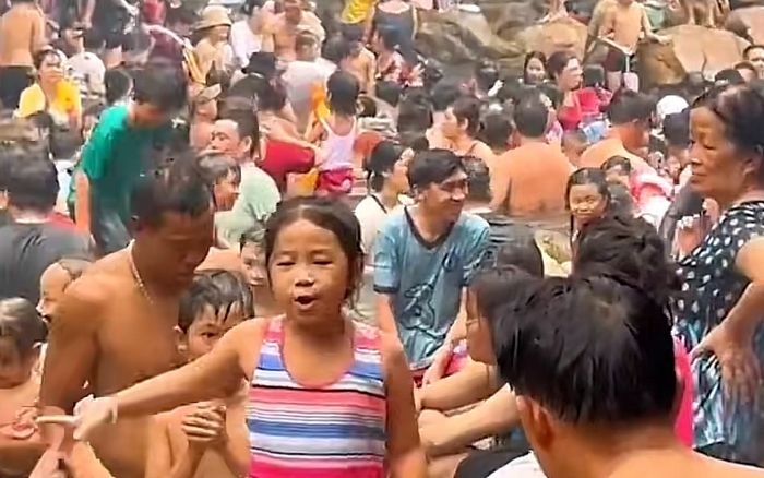 Đi suối du lịch tránh nóng, ra đến nơi cô gái nhìn thấy khung cảnh trước mắt mà toát mồ hôi hột