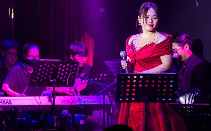 Thùy Chi phải hát bè cho một nhân vật trên sân khấu dù là ca sĩ nổi tiếng?