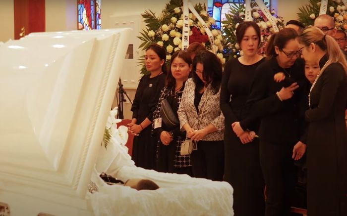 Vợ con Đức Tiến bật khóc trước linh cữu cố diễn viên trong lễ tang