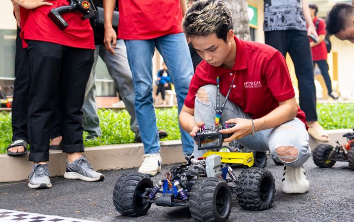 Sinh viên HUTECH chế tạo và lắp ráp ô tô cực chất