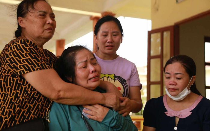 Bà ngoại bé trai 5 tuổi bị bỏ quên trên ô tô đưa đón kể lại khoảnh khắc nhận tin dữ