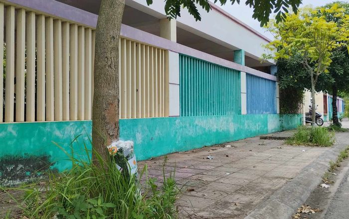 Người dân mang hoa, bánh đến cổng trường tiễn biệt bé trai bị bỏ quên trên xe đưa đón