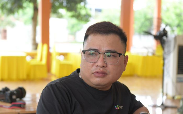 Giây phút phụ huynh phá cửa để cô giáo bế bé trai 5 tuổi ra khỏi xe ô tô