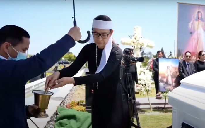 Vợ nén nước mắt, bạn bè có mặt đưa tiễn Đức Tiến về nơi an nghỉ