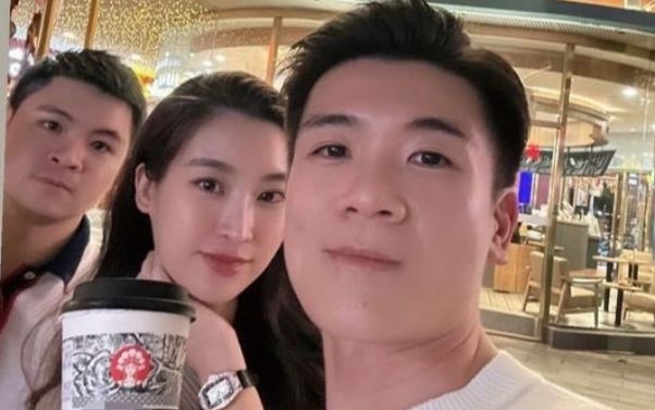 Đỗ Mỹ Linh đeo đồng hồ tiền tỷ đi uống trà sữa