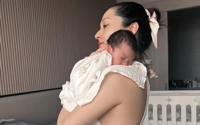 Bảo Anh khoe cận mặt con gái lúc 1 tháng tuổi, tiết lộ tính cách này của nhóc tỳ