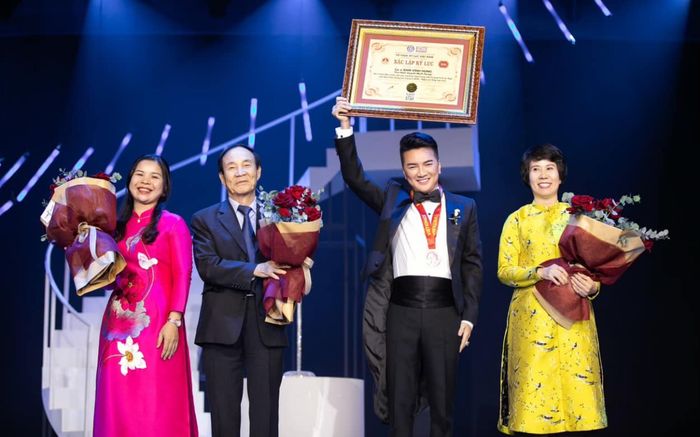 Đàm Vĩnh Hưng lập kỷ lục mới với liveshow bolero cuối cùng