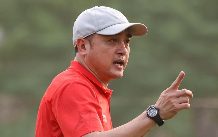 HLV Nguyễn Đức Thắng mỉa mai HLV Vũ Tiến Thành dạy LPB HAGL đá xấu