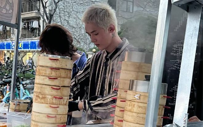 Nam ca sĩ nổi tiếng showbiz bị bắt gặp đang bán bánh bao ở vỉa hè