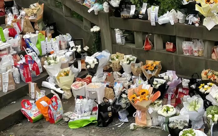 Vụ chàng trai 21 tuổi tự tử vì tình: Người dân tiếc thương đặt đầy hoa, đồ ăn bên cạnh cầu