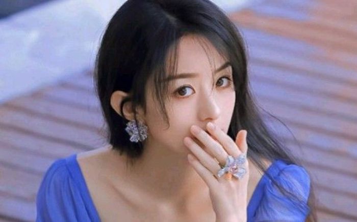 Triệu Lệ Dĩnh được 'chống lưng' công khai sau khi xác nhận về chung nhà với tình mới