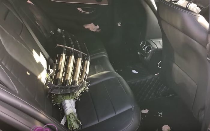 Xe tải mất lái tông nát đầu xe rước dâu, hành động của cô dâu khi tỉnh dậy khiến họ hàng ngỡ ngàng