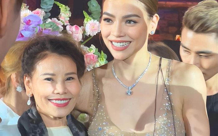 Mẹ ruột Hồ Ngọc Hà: U70 vẫn tự tin diện đồ xẻ ngực, táo bạo không kém con gái