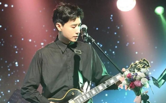 Nam ca sĩ Hàn Quốc hẹn hò bạn gái người Việt Nam kém 12 tuổi