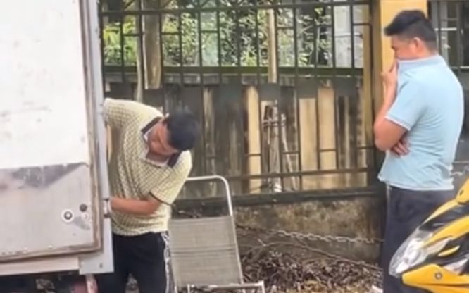 Ghét mùi sầu riêng nhưng vợ lại nhờ đi mua, người chồng có hành động khiến CĐM cười ngất