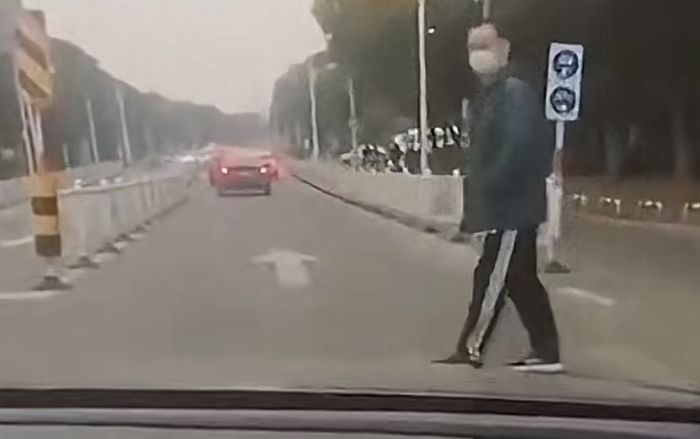 Thanh niên lượn lờ trước đầu xe hơi để ăn vạ, phản ứng của bác tài khiến cộng đồng mạng bất ngờ