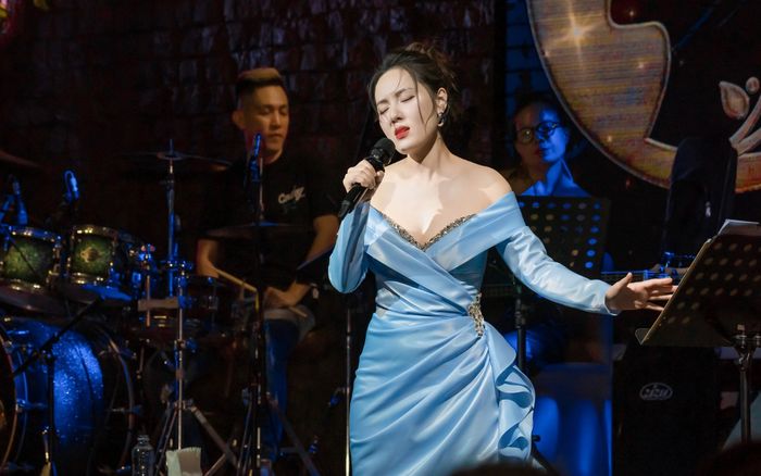 Vừa hát vừa nhìn tài liệu 'lộ liễu' trên sân khấu, vì sao Phương Linh vẫn được khen?