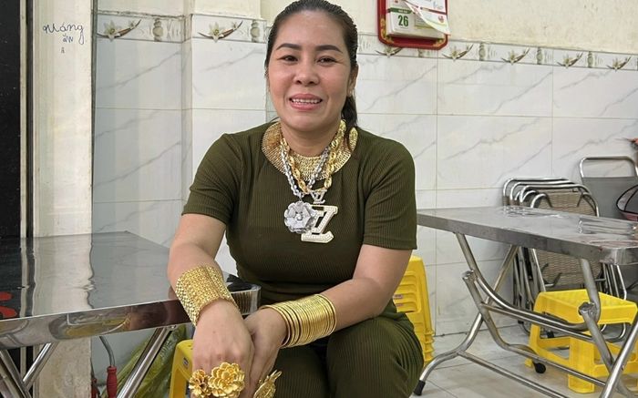 Bà chủ đeo 70 cây vàng để bán bò nướng, cho khách sờ để xin vía giàu