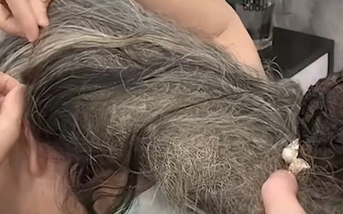 Bà cô khiến nhân viên bất lực với mái tóc độc lạ, dân mạng xem xong khuyên không nên cắt