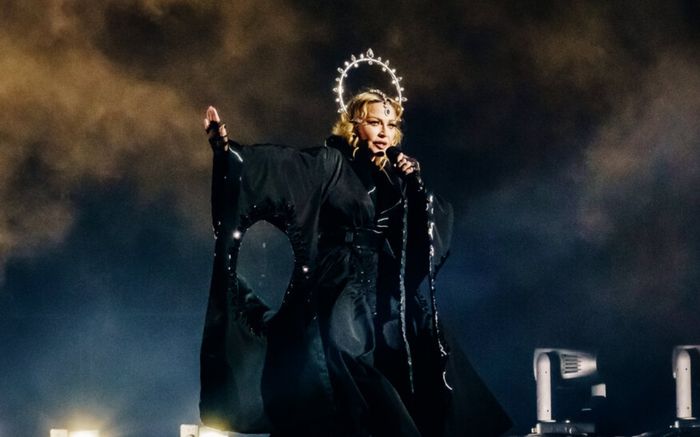 Nữ ca sĩ nổi tiếng bị chính fan của mình đâm đơn kiện