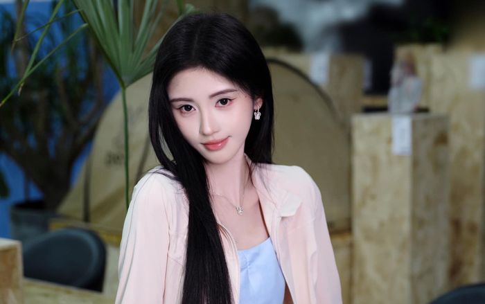 Nữ diễn viên mặt 'bất biến' dù phát hiện đang gặp sự cố trang phục giữa nơi đông người