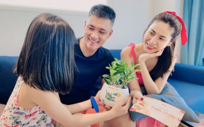 Con gái Thuỷ Tiên trả lời một câu khi bạn học hỏi 'mẹ bạn là người tốt hay xấu?'