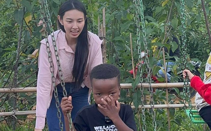 Hoa hậu Thùy Tiên quấn quýt với Lôi Con, Quang Linh bị ra rìa