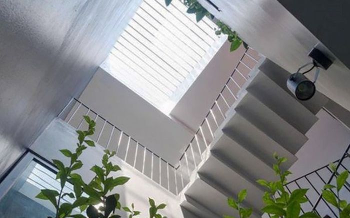 Thiết kế giếng trời ngay giữa nhà, gia chủ khóc thét khi trời nắng to