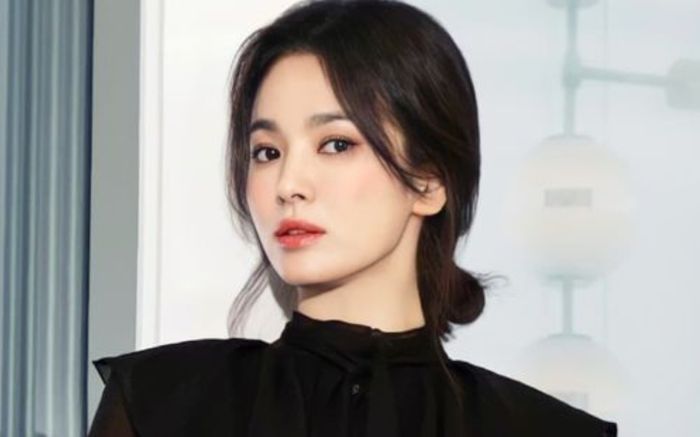 Song Hye Kyo bất ngờ khoe quà của 'người tình', còn làm một việc đặc biệt ở trời Âu