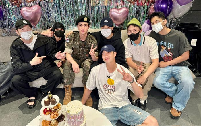 BTS tái hợp mừng Jin xuất ngũ, nhưng được quan tâm nhất lại là Suga