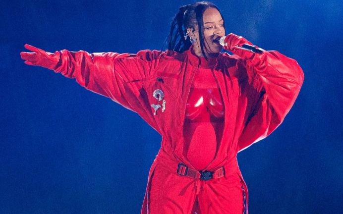 Rihanna phản ứng 'cực slay' khi bán được cả triệu album dù không ra nhạc mới