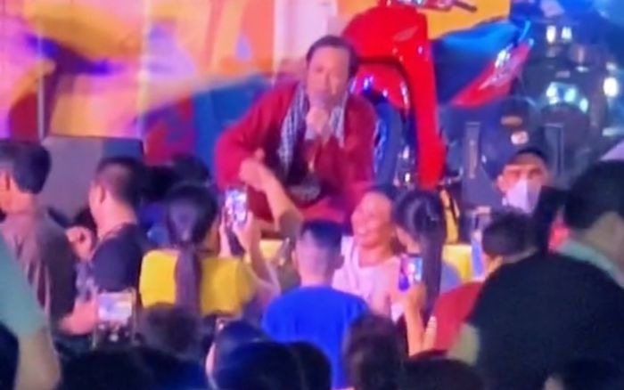 Hoài Linh nói câu này khi diễn hội chợ, được khán giả 'tay bắt mặt mừng'