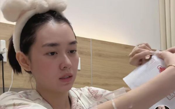 Á hậu Vbiz nhập viện, bất chấp mệt mỏi vẫn làm một việc