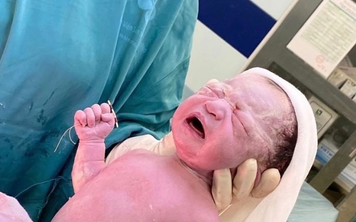 2 em bé chào đời, mang theo vòng tránh thai trả mẹ