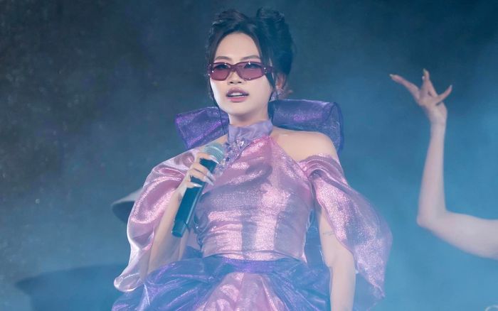 Phương Mỹ Chi buồn vì rời xa sân khấu