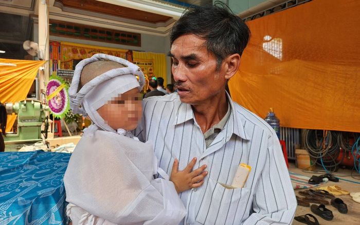 Bé trai 3 tuổi bò ra từ gầm xe bồn, ngơ ngác khi chứng kiến mẹ và chị gái đã mất