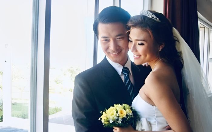 'Ông xã' Thuý Diễm khoe nhan sắc không đổi sau 19 năm